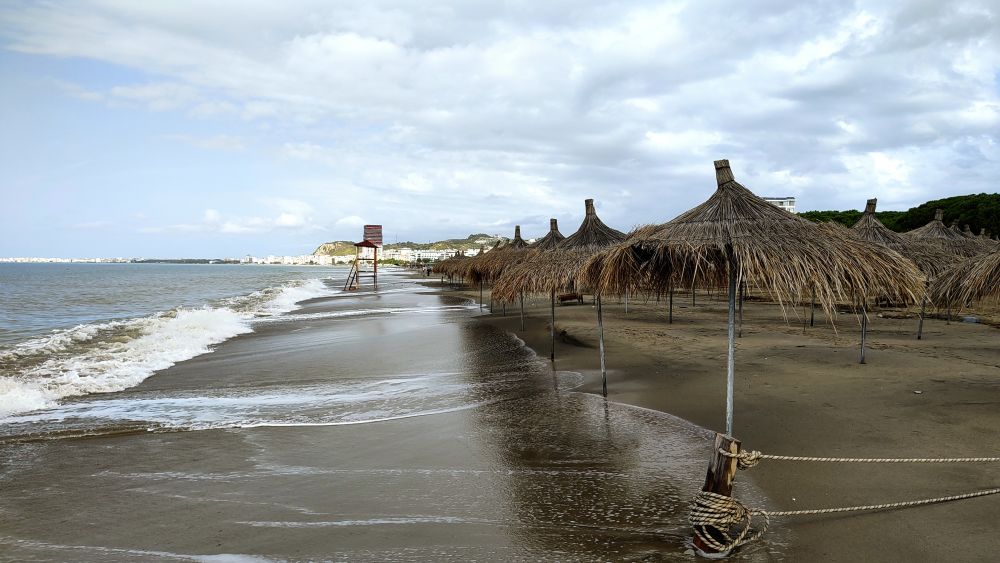 Plaża Golem w oczekiwaniu na turystów