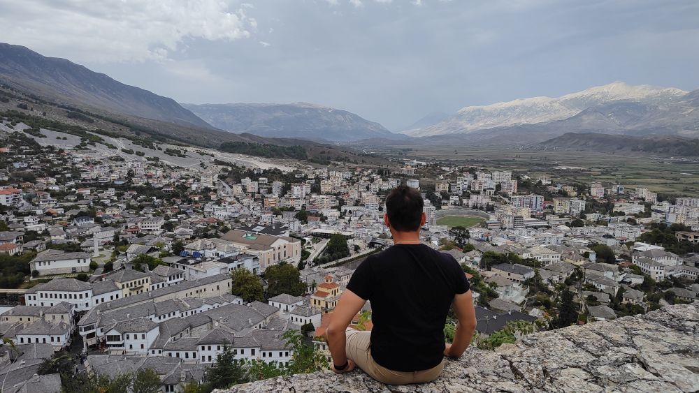 Panorama na Gjirokastrę i rozległą dolinę Drino