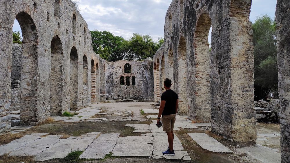 Jedna z wielu okazałych ruin Butrintu