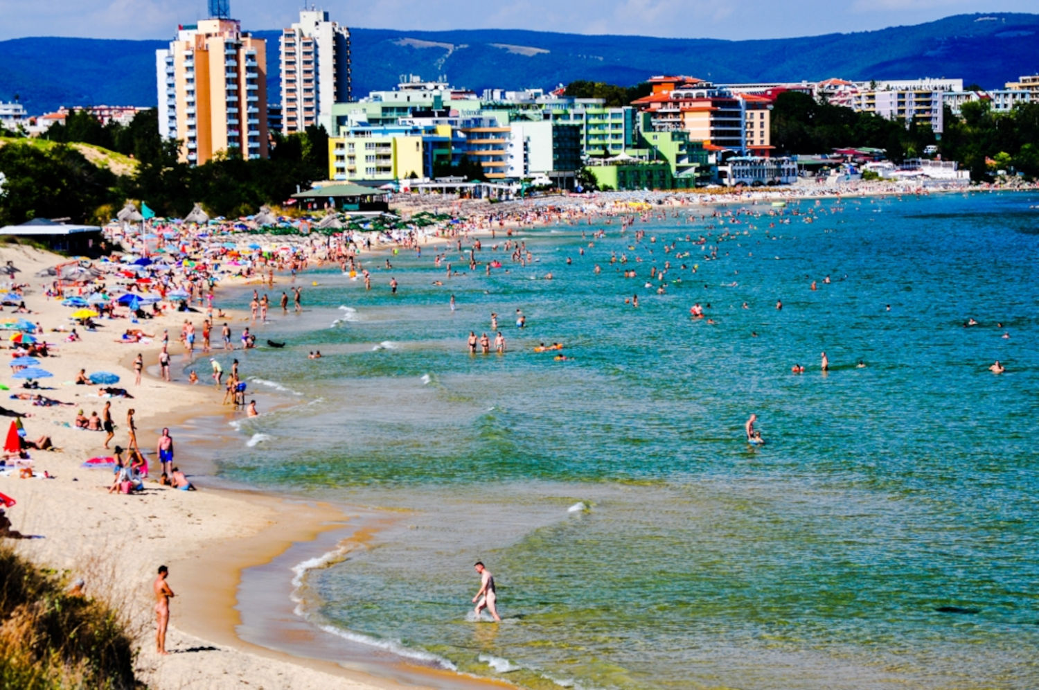 Tłumy na plaży w Nesebyrze