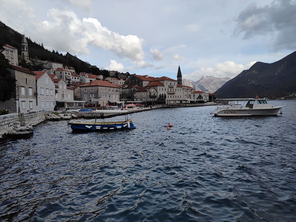 Perast wczesnym wieczorem…