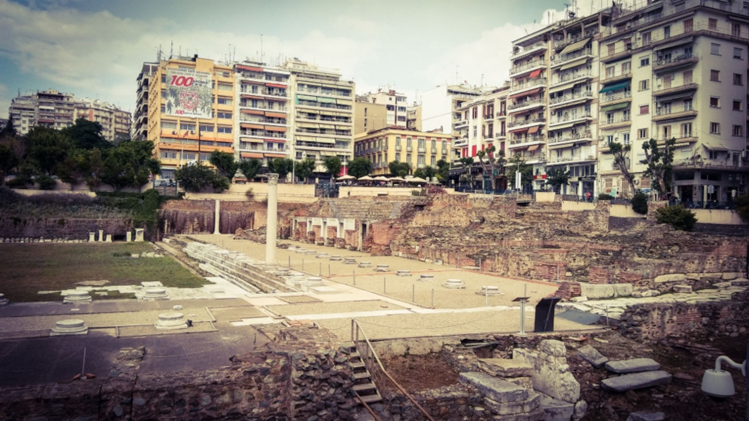 Historia tonąca w szarej współczesności… Forum Romanum – Saloniki