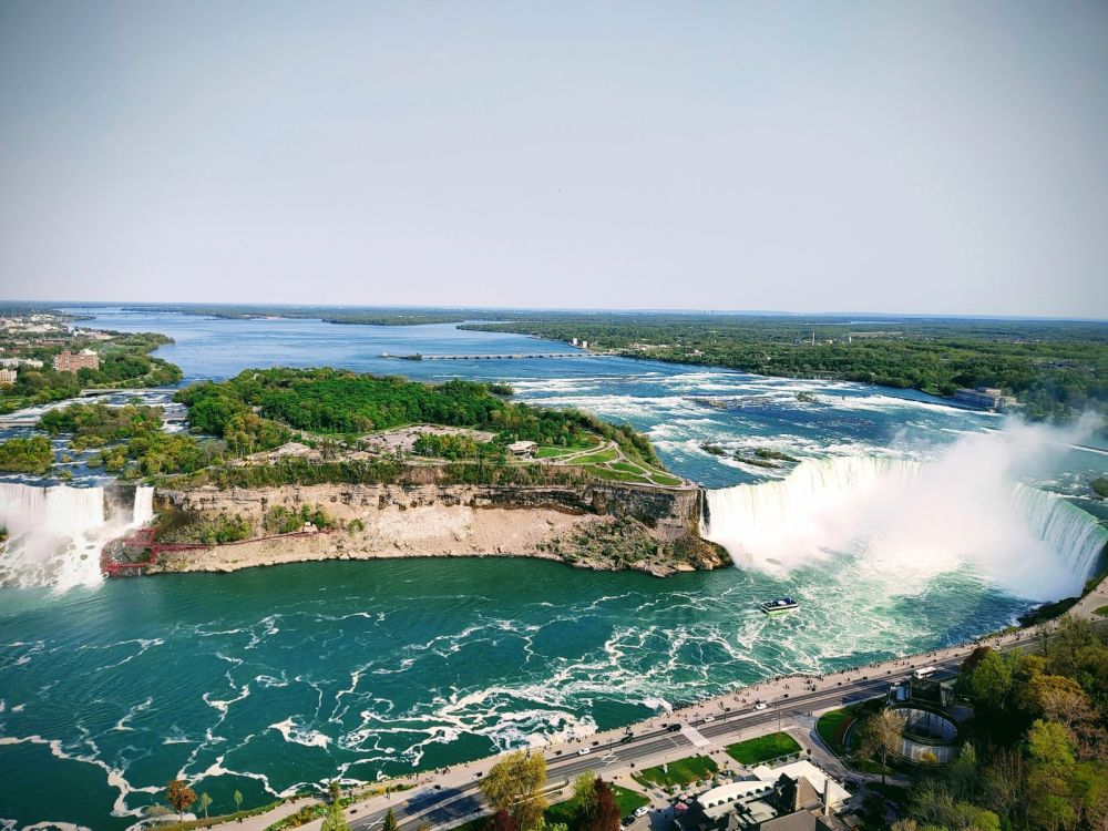 Panorama ze Skylon Tower na obie kaskady Niagary