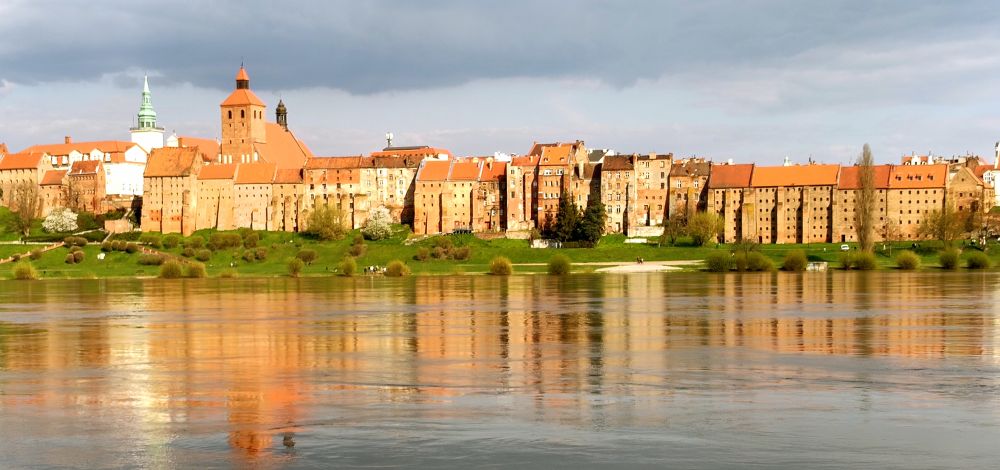 Panorama na spichrze nad Wisłą w Grudziądzu