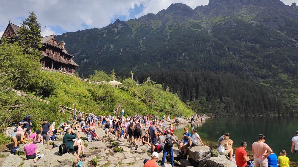 Weekendowe tłumy nad Morskim Okiem w Tatrach