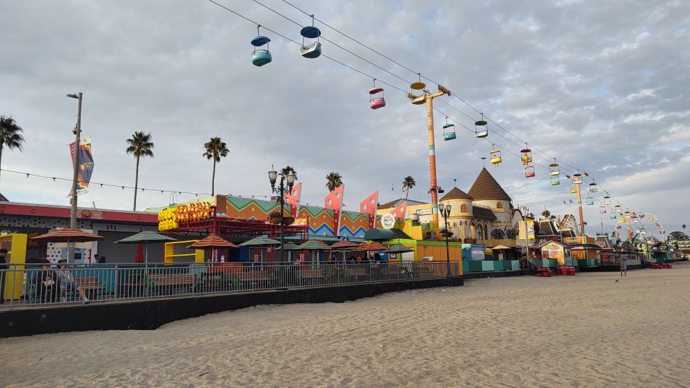 Zabawy Amerykanów na plaży w Santa Cruz