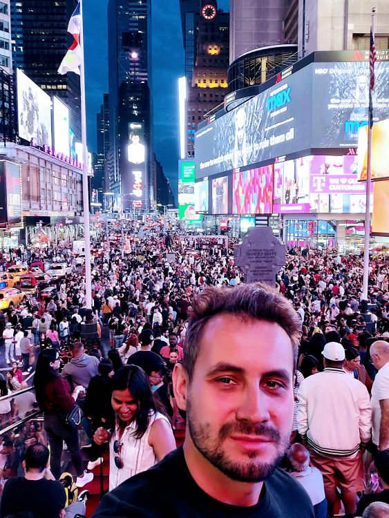 Pośród tłumów na wieczornym Times Square