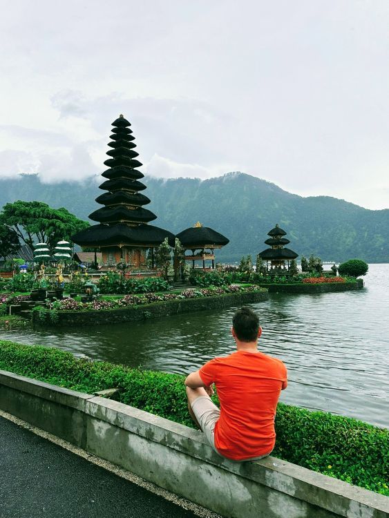 Podziwiając jedną z charakterystycznych świątyń na Bali