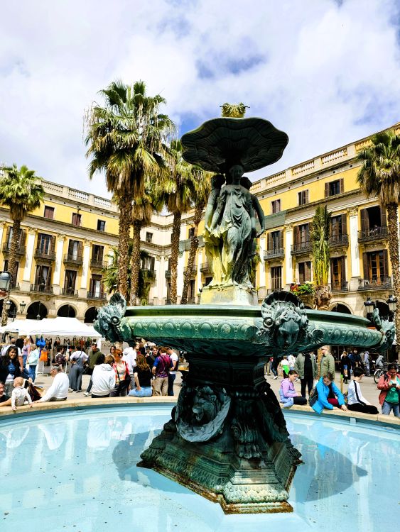 Fontanna na Plaҫa Reial Fontanna na Plaҫa Reial