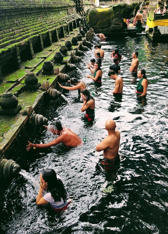 Rytualne kąpiele w świątyni Pura Tirtha Empul