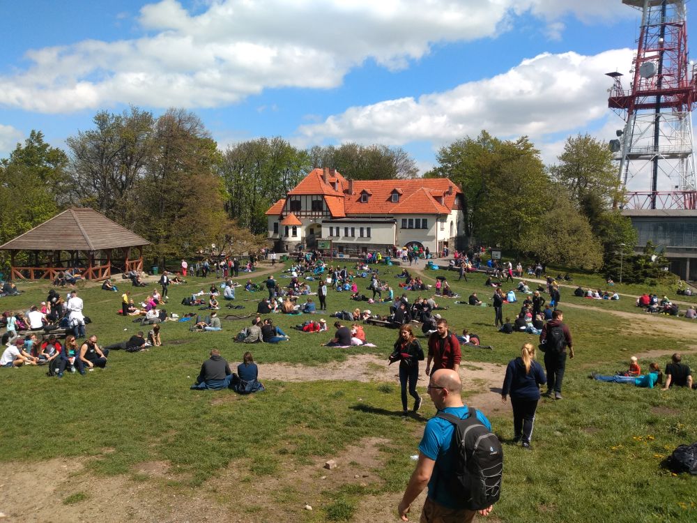 Tłoczno na szczycie Ślęży