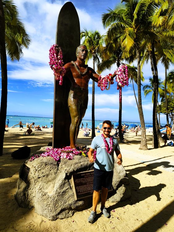 Z tradycyjnym wieńcem kwiatów na plaży Waikiki Z tradycyjnym wieńcem kwiatów na plaży Waikiki