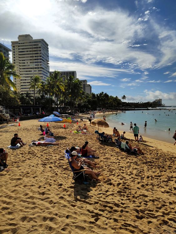 Z tradycyjnym wieńcem kwiatów na plaży Waikiki Z tradycyjnym wieńcem kwiatów na plaży Waikiki