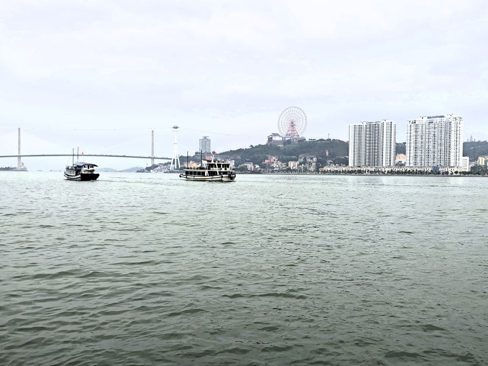 Straszące z oddali blokowiska w Ha Long