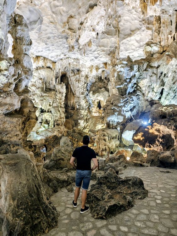 Ukrywając się w jednej z pięknych jaskiń
