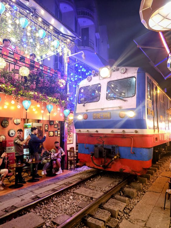 Pociąg pośród barów na Train Street