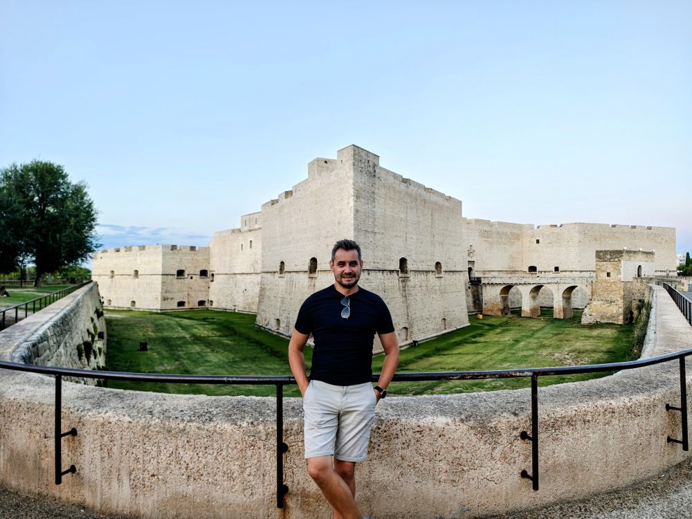 Monumentalne mury zamku w Barlettcie Monumentalne mury zamku w Barlettcie