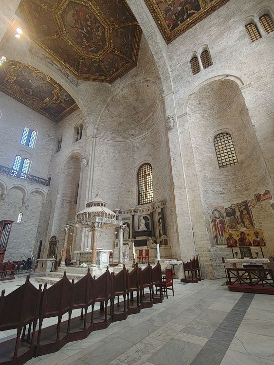 Wnętrze Bazyliki św. Mikołaja i Bona Sforza w tle Wnętrze Bazyliki św. Mikołaja i Bona Sforza w tle
