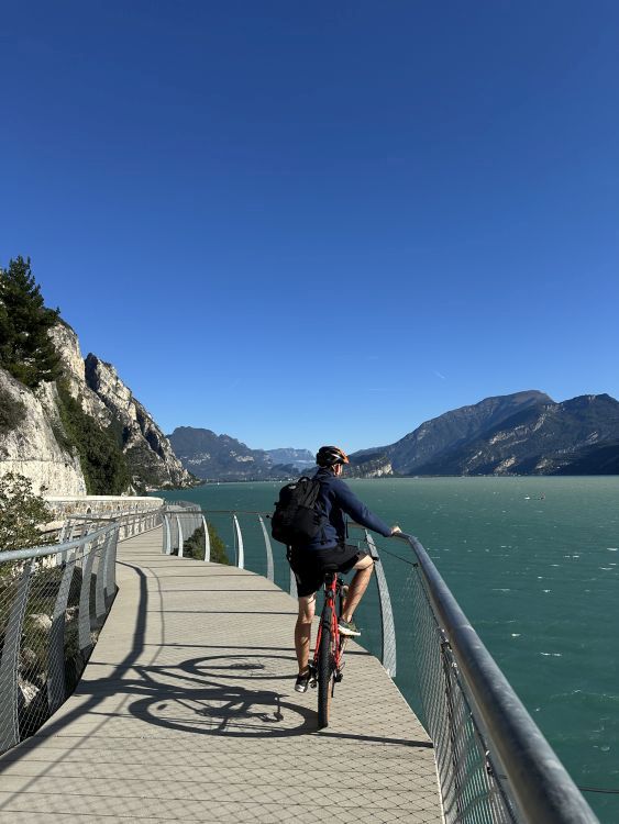 Słynna ścieżka nad jeziorem w okolicach Limone Sul Garda