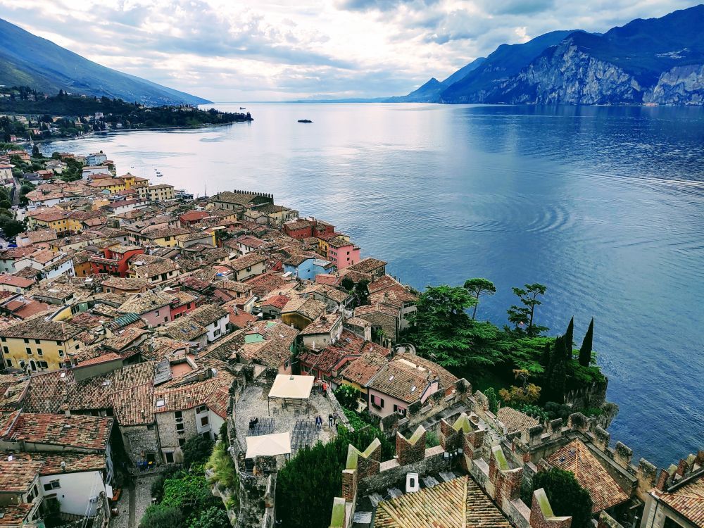 Panorama na jezioro i zabytkową starówkę  Malcesine